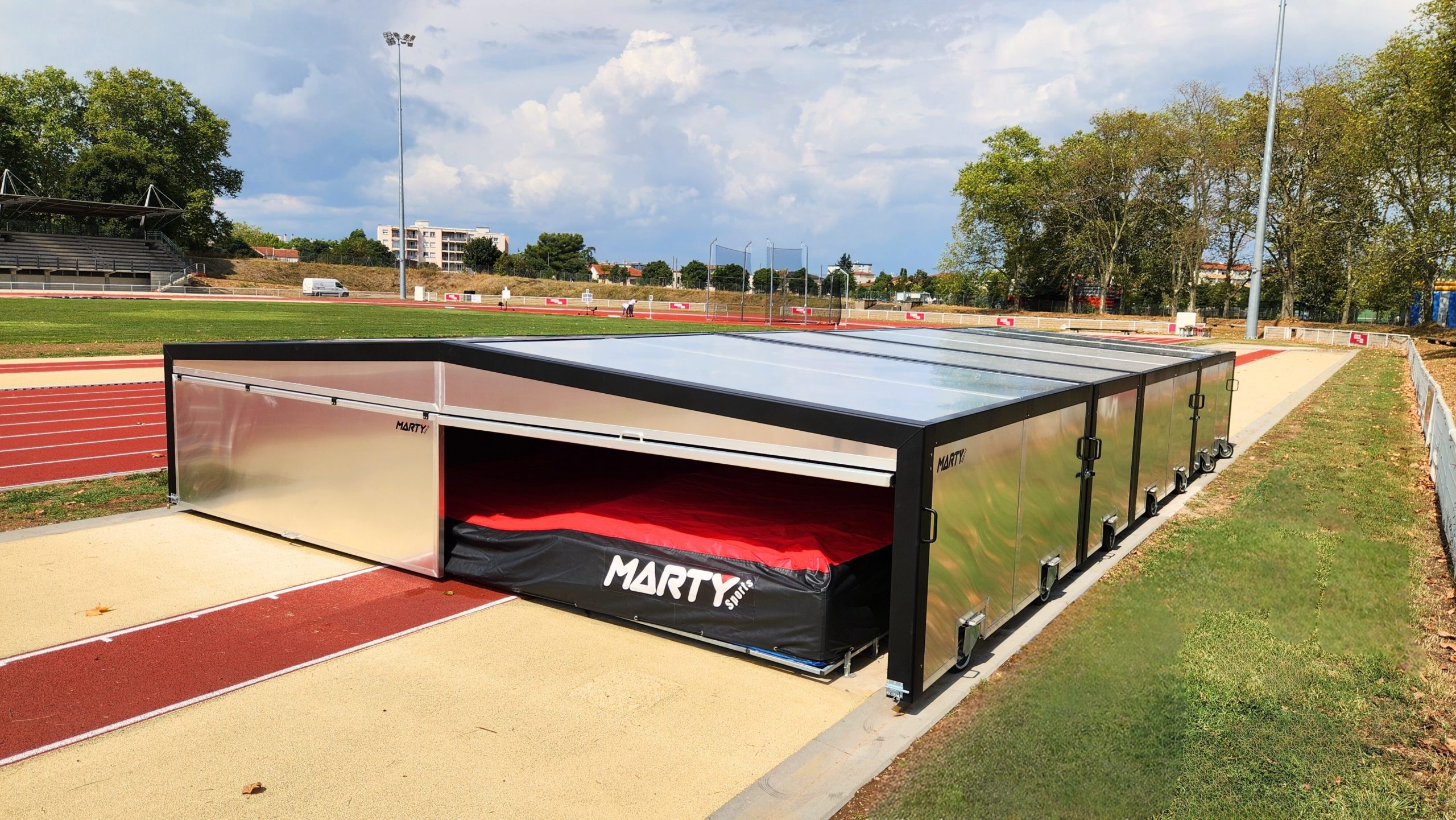 Abri de sautoir Perche intégral – 11m90 x 7m00 – Roues fixes