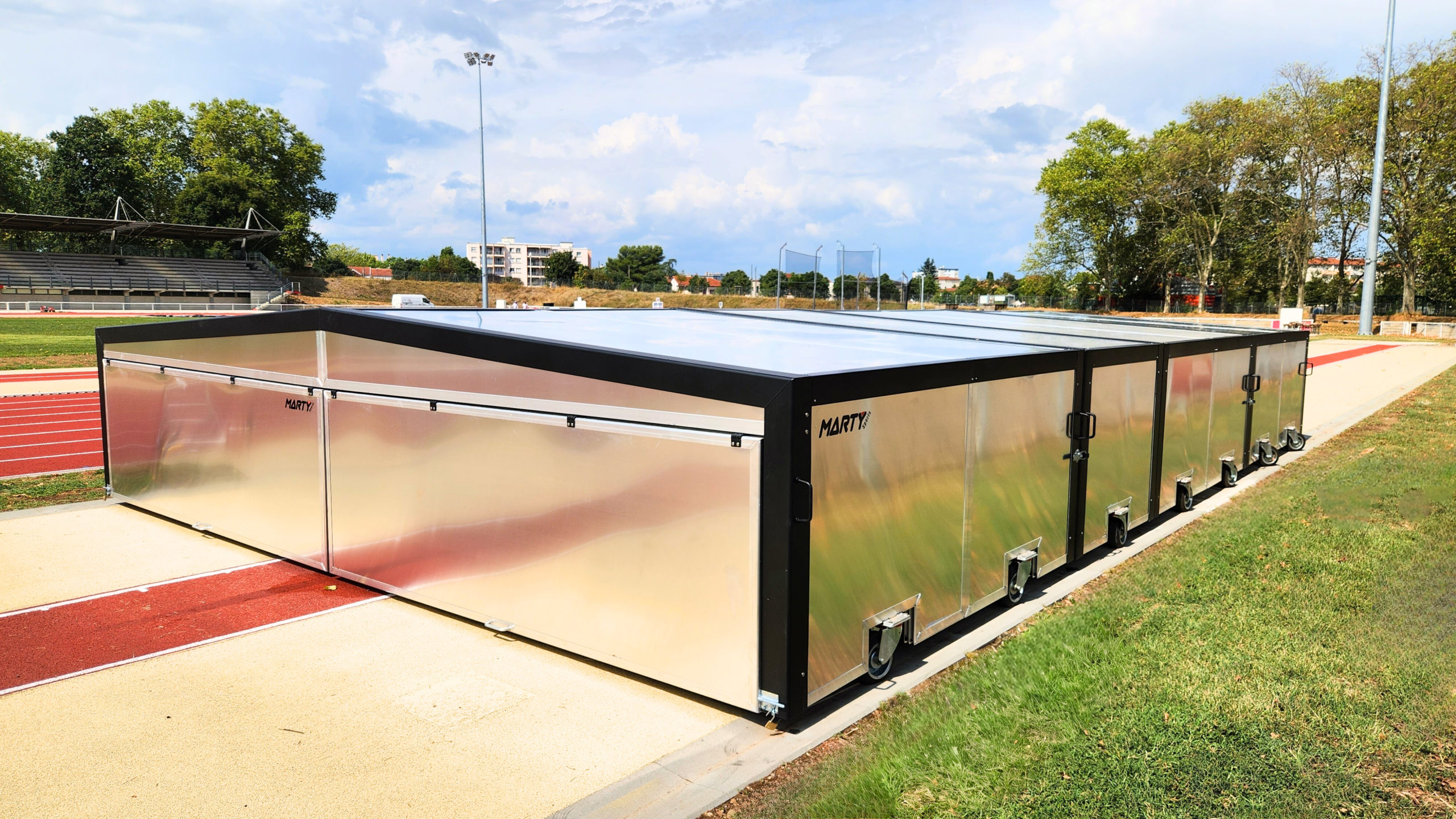 Abri de sautoir Perche intégral – 11m90 x 7m00 – Roues fixes