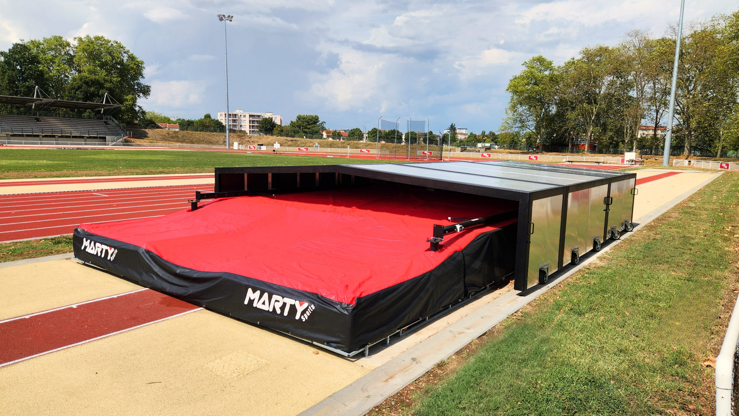 Abri de sautoir Perche intégral – 11m90 x 7m00 – Roues fixes