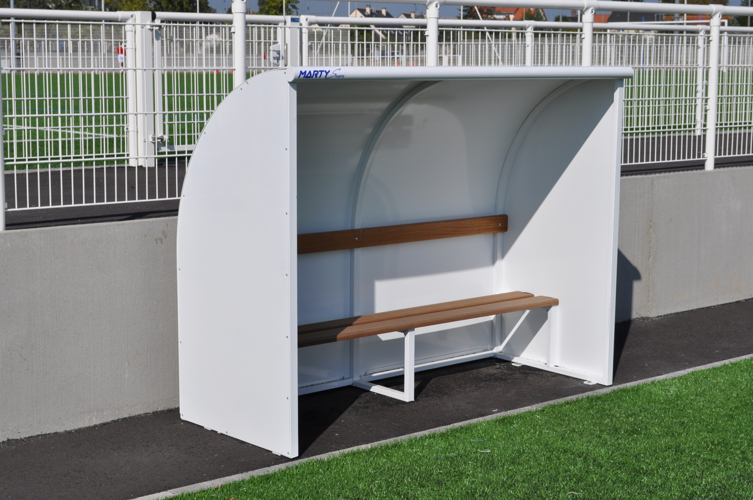 Abri de touche hauteur 2m00 longueur 2m00 cote et arriere tole